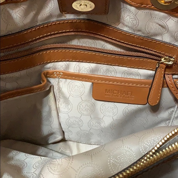 Michael Kors Bag💕 - Picture 3 of 7